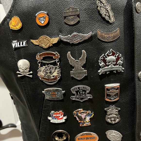 Harley Davidson Vest with Pins - Picture 5 of 10